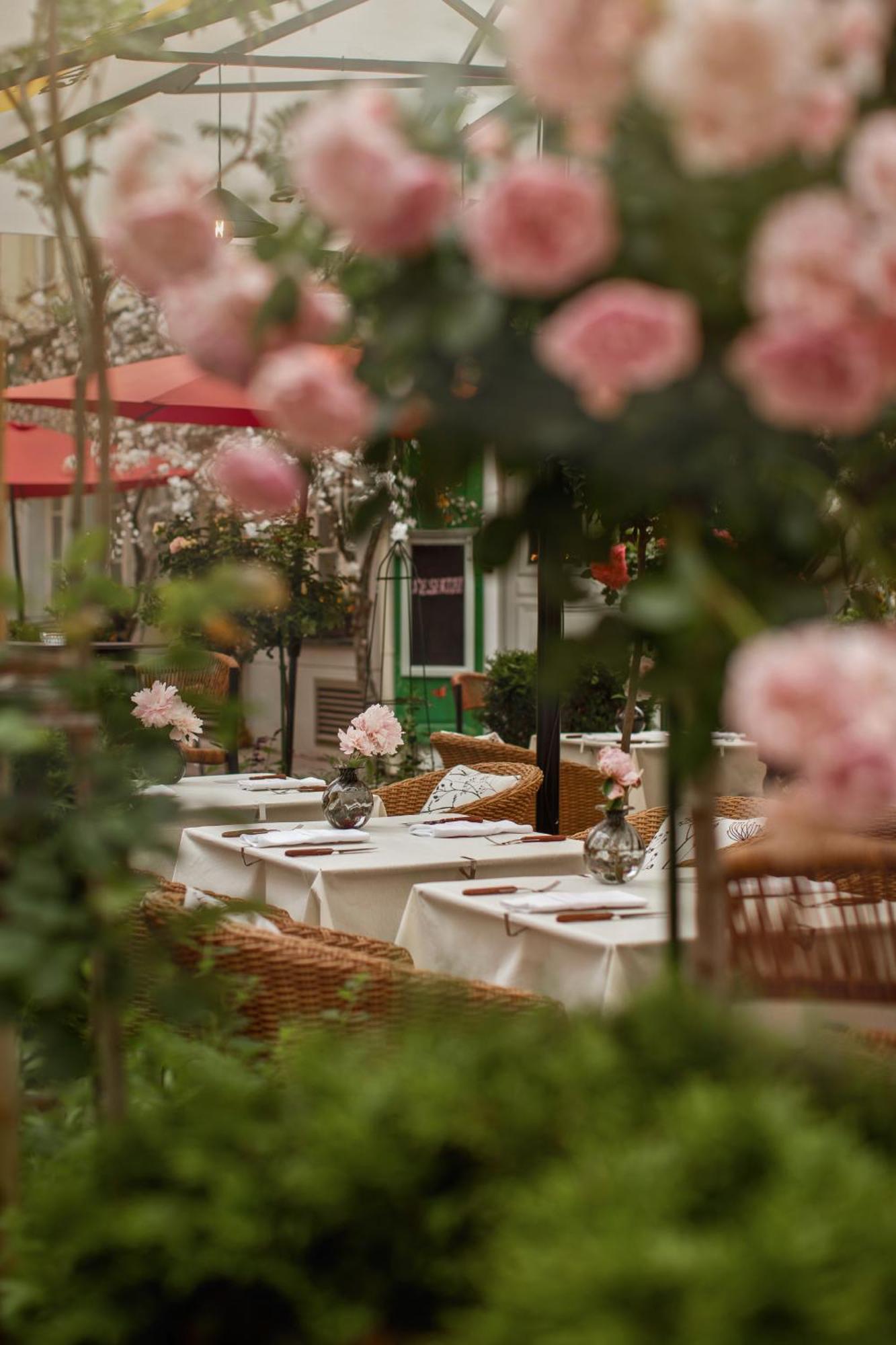 瑞莱沙托斯思提吉莱堡酒店 维尔纽斯 外观 照片 The restaurant's garden