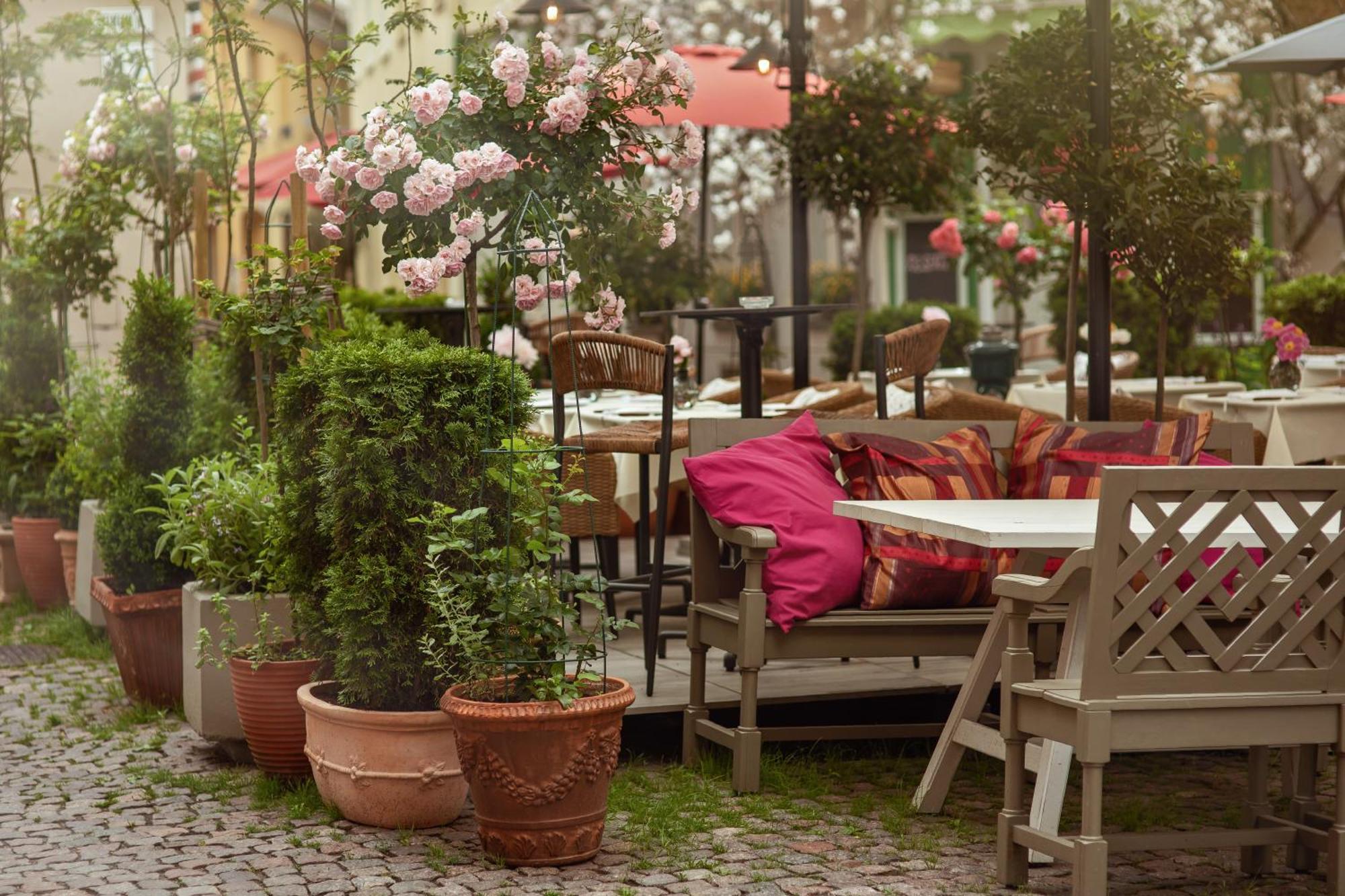 瑞莱沙托斯思提吉莱堡酒店 维尔纽斯 外观 照片 The restaurant's garden