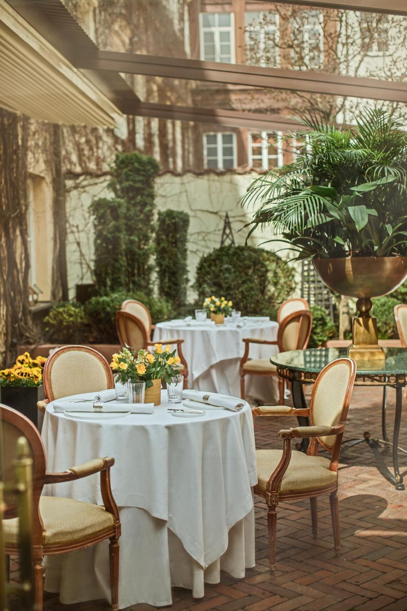 瑞莱沙托斯思提吉莱堡酒店 维尔纽斯 外观 照片 The hotel's courtyard