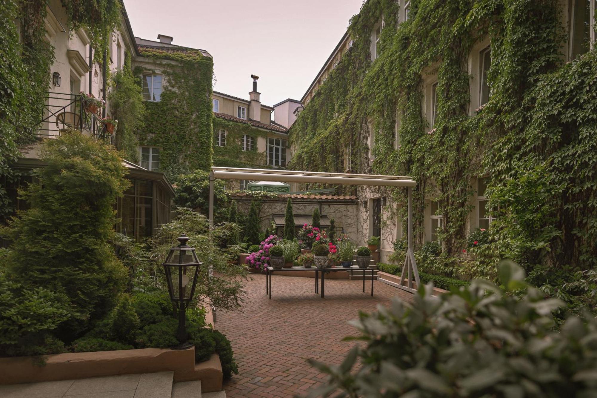 瑞莱沙托斯思提吉莱堡酒店 维尔纽斯 外观 照片 The courtyard of the Hôtel de Matignon