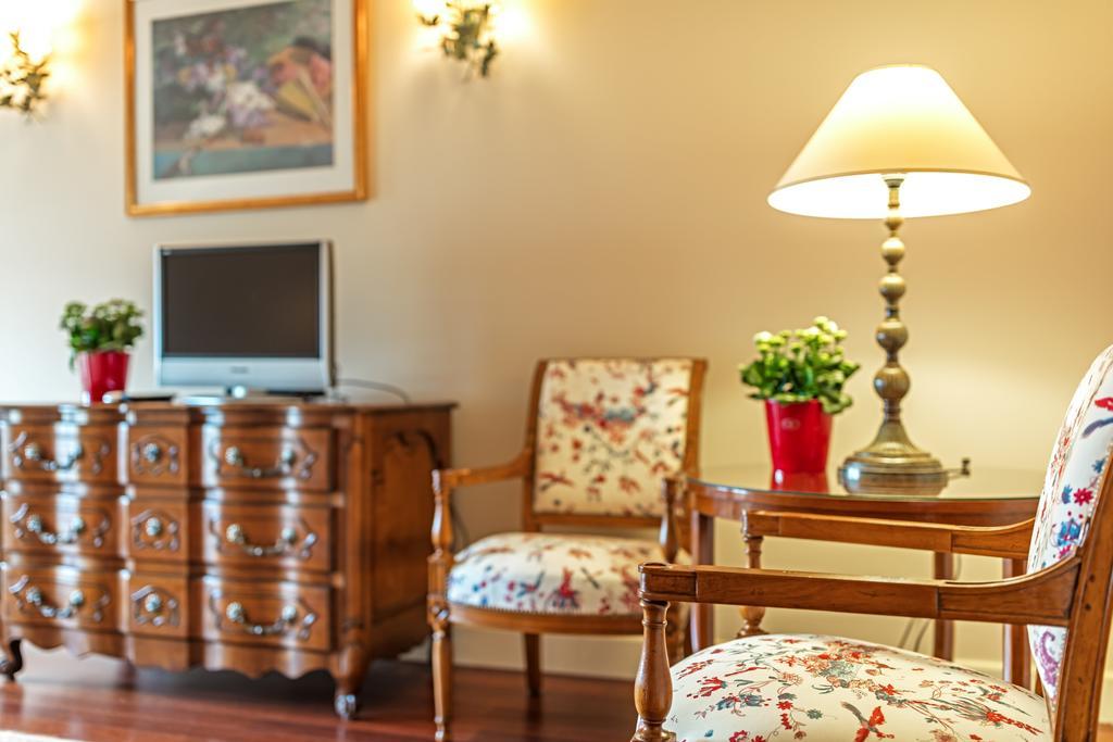 瑞莱沙托斯思提吉莱堡酒店 维尔纽斯 外观 照片 A table lamp