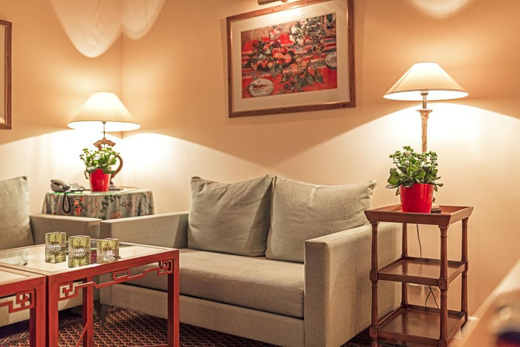 瑞莱沙托斯思提吉莱堡酒店 维尔纽斯 外观 照片 A living room with indirect lighting