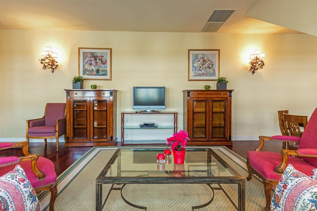 瑞莱沙托斯思提吉莱堡酒店 维尔纽斯 外观 照片 A living room at the hotel
