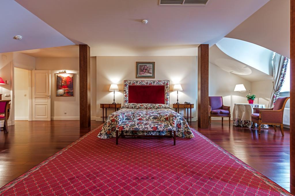 瑞莱沙托斯思提吉莱堡酒店 维尔纽斯 外观 照片 A suite at the Hotel de Ville