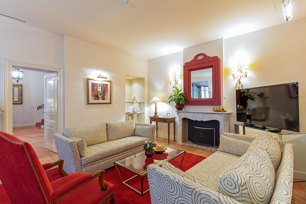 瑞莱沙托斯思提吉莱堡酒店 维尔纽斯 外观 照片 A living room at the hotel